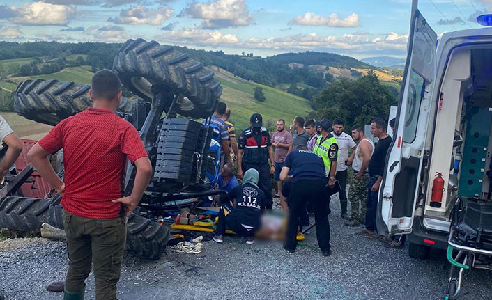 Tomruk yüklü traktör devrildi: 2 yaralı