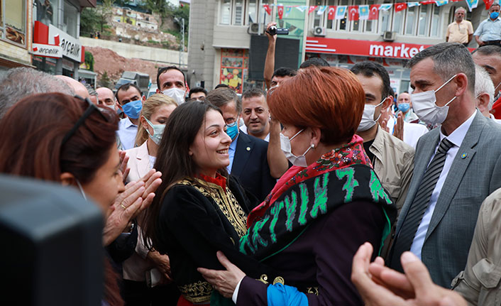 Meral Akşener Artvin'de esnafı ziyaret etti