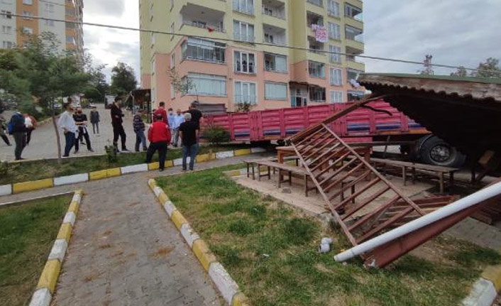 Yerinden çıkan tır dorsesi faciaya neden oluyordu