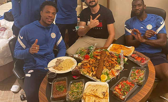 Rizesporlu futbolculardan Adana Demirspor mağlubiyeti sonrası kebap ziyafeti