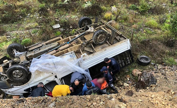 Gümüşhane'de kamyon şarampole yuvarlandı: 2 yaralı