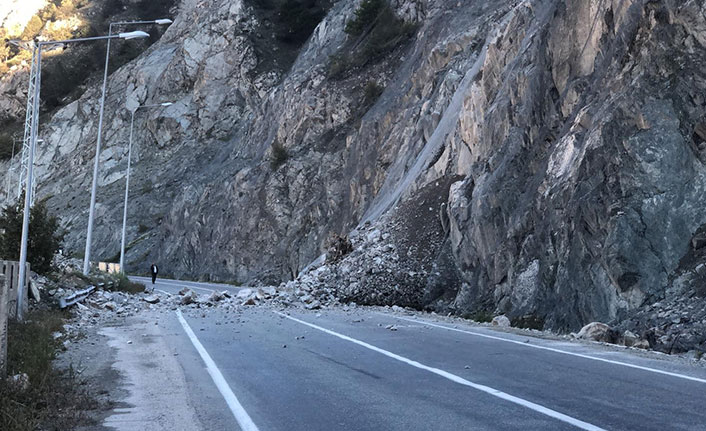 Artvin-Erzurum yolunda heyelan! Ulaşıma kapandı