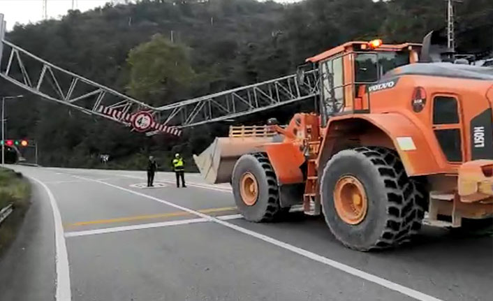 Tabelaya takılan tır Karadeniz sahil yolunu ulaşıma kapattı