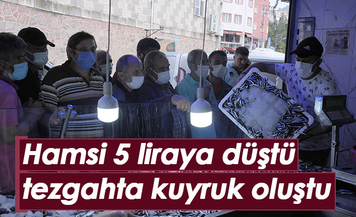 Hamsi 5 liraya düştü tezgah önünde kuyruk oluştu