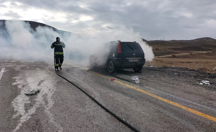 Seyir halindeki araç alev aldı