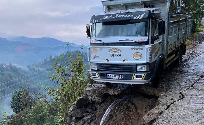 Rize'de kamyonet yuvarlanmaktan son anda kurtuldu