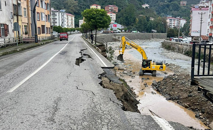 Giresun'da istinat duvarı çalışması yapılan yol çöktü