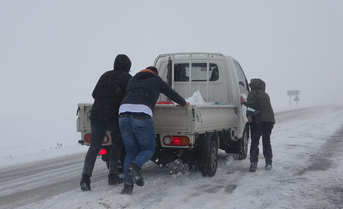 Sahara Geçidi'nde kar ve tipi