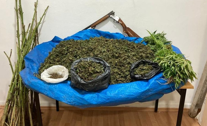 Jandarma 8 kilo esrarla yakaladı