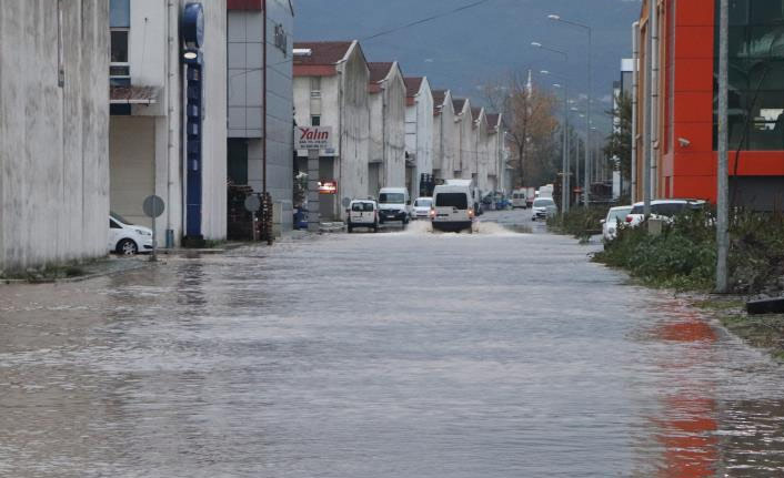 Sanayi sitesini su bastı