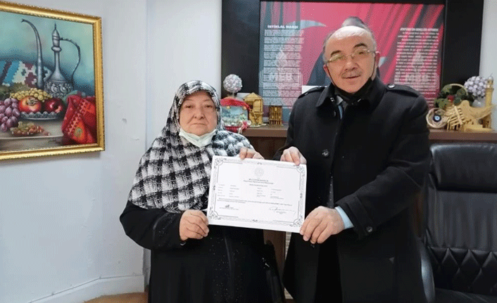 Ehliyet almak için 76 yaşında okuma yazma öğrendi