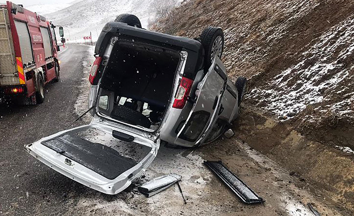 Gümüşhane'de virajı alamayan araç devrildi! 1’i ağır, 5 yaralı