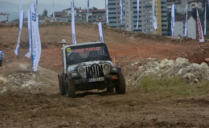 Ordu'da kadınlar off-road araçlarıyla şiddete dikkat çekti