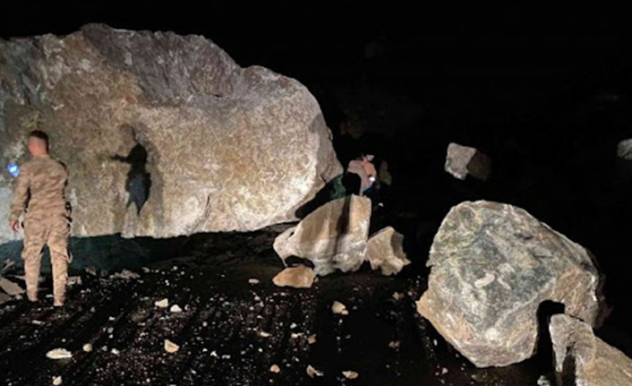 Heyelan nedeniyle kapanan yol ulaşıma açıldı