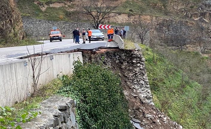 Ordu'da heyelan anı kameraya yansıdı