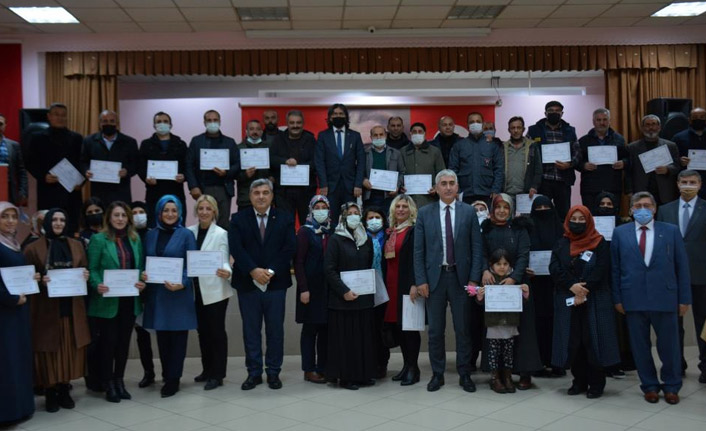 Gümüşhane’de kursiyerler sertifikaları aldı