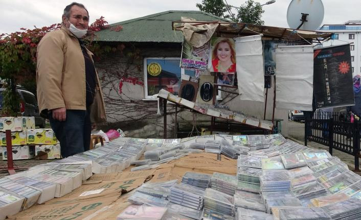 Devri geçen kasetleri, pazarlarda satıyor