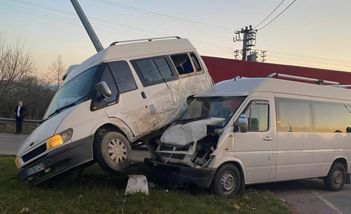 İki minibüsün çarpıştığı kazada ilginç görüntü