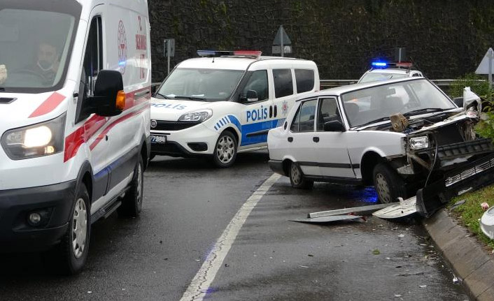 Lastik patlayınca direğe çarptı: 2 yaralı