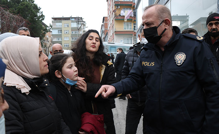 Samsun'da mahalleli yol kapattı, polis "Suç işlemeyin" diye uyardı