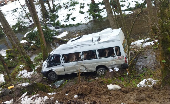 Rize’de tur minibüsü devrildi: 7 yaralı