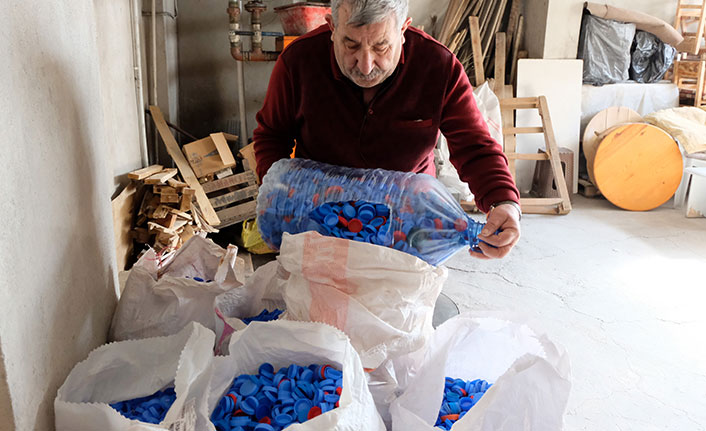 Her gün hastaneye tekerlekli sandalye almak için mavi kapak topluyor