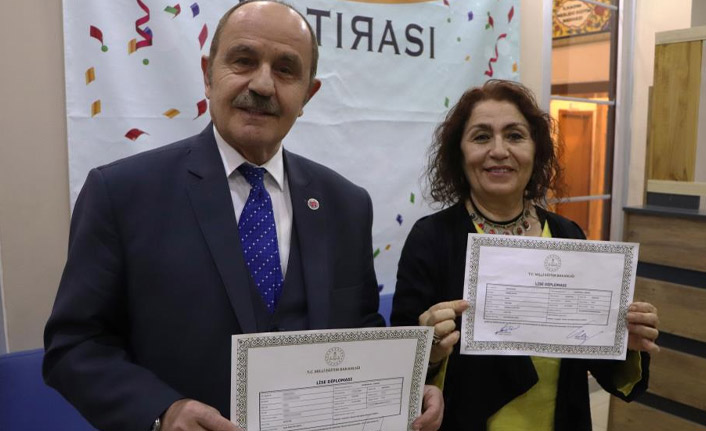 Biri 71, diğeri 67 yaşında lise diploması aldı