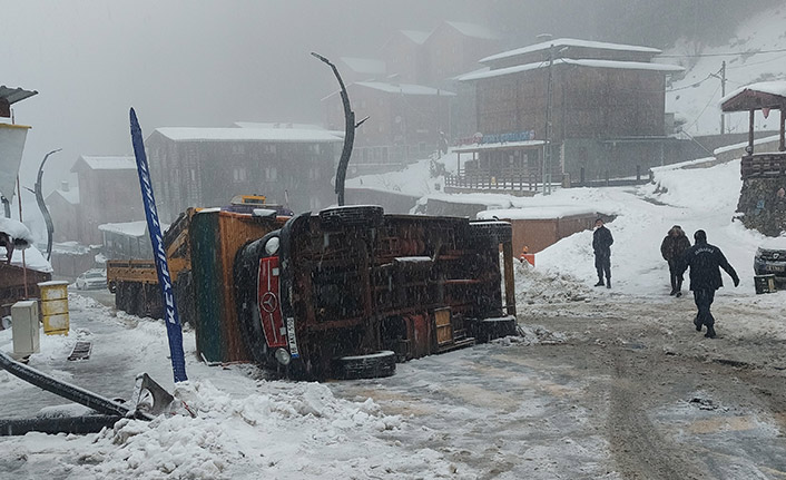 Rize'de karavan devrildi! 1 kişi yaralandı