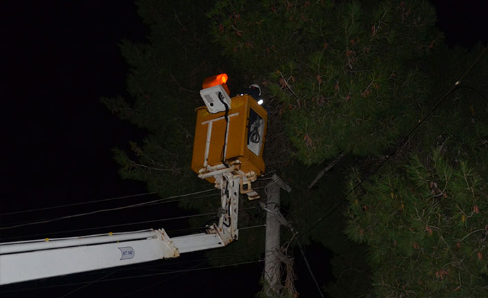 Elektrik direğinden çıkan kıvılcımlar ekipleri harekete geçirdi