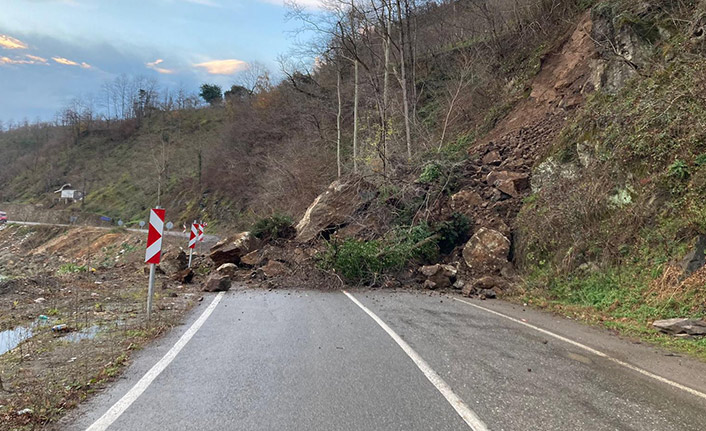 Giresun-Dereli karayolunda heyelan