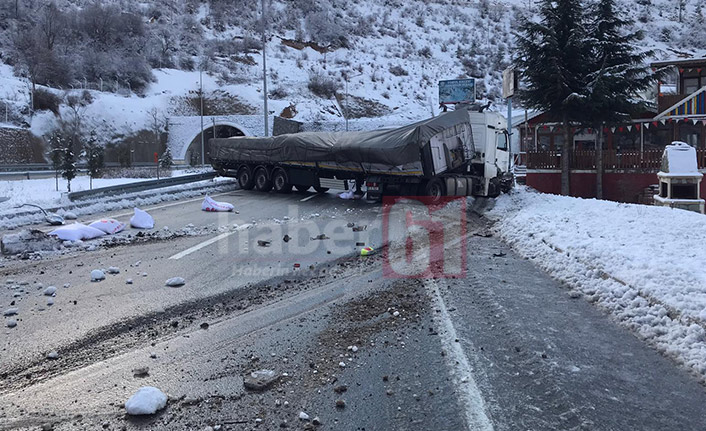 Trabzon Gümüşhane yolunda buzlanma kaza getirdi