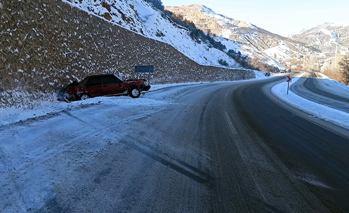 Gümüşhane'de kayan araç duvara çarptı! 1 Yaralı