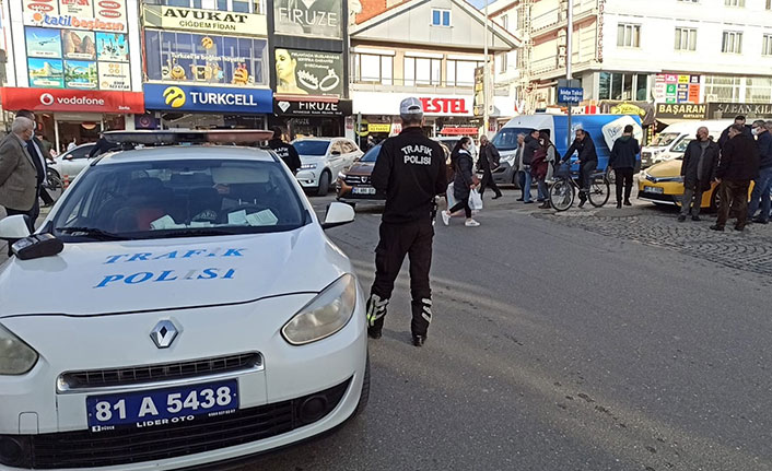 Polisi gören yayaya yol verdi