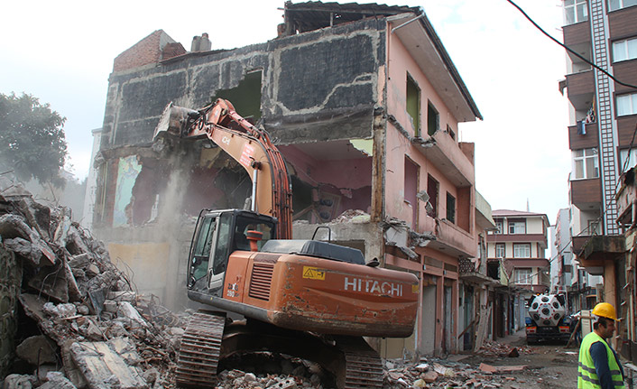 Rize'de dere yatağındaki binalar yıkılıyor