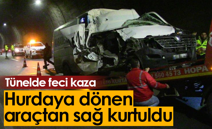 Tünelde kaza; Hurdaya dönüşen araçta sıkıştı!