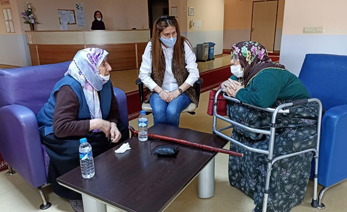 Huzur evi sakinlerinin saç ve el bakımlarını yaptılar