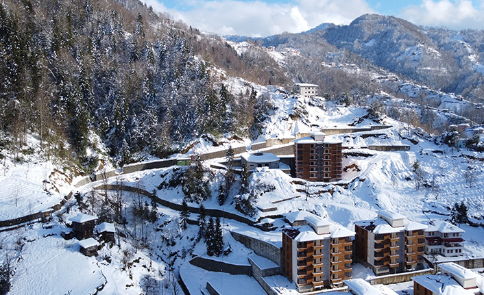 Rize’nin Hemşin ilçesinden karpostallık kar görüntüleri.