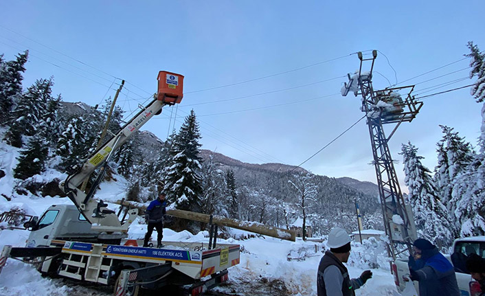 Artvin’de elektrik dağıtım şirketi çalışanlarının yoğun kar mesaisi