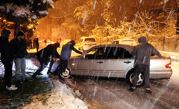 Şehri etkisi altına alan kar sürücülere çile, çocuklara neşe oldu