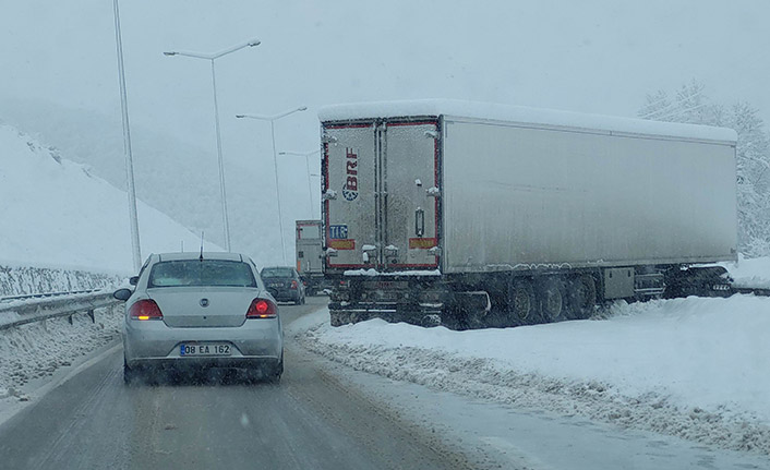 Samsun'da kar yağışı karayolu ulaşımını aksattı