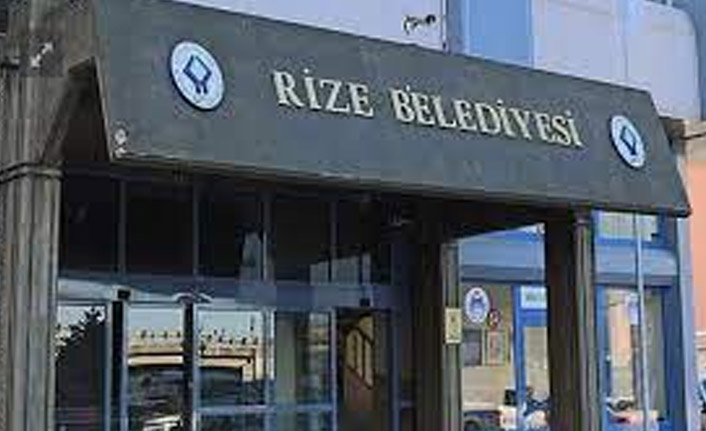 Rize'de belediye aracı çukura düştü!