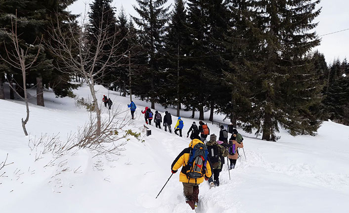 1.5 metre karda kış yürüyüşü