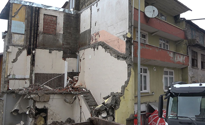 Rize'de metruk bina yıkımında önlem krizi! Yan bina boşaltıldı