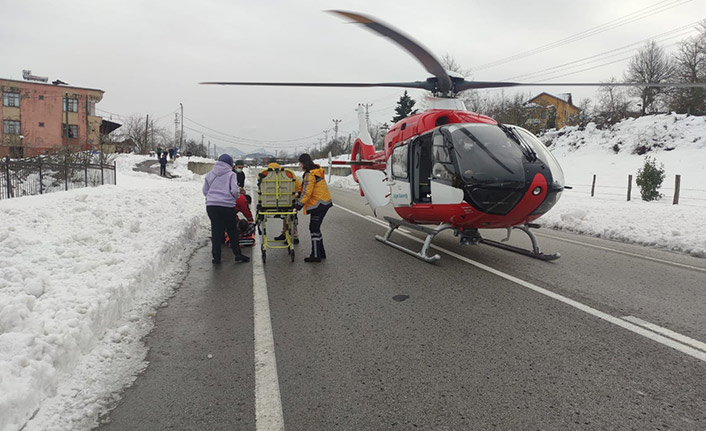 Ambulans helikopter karayoluna indi