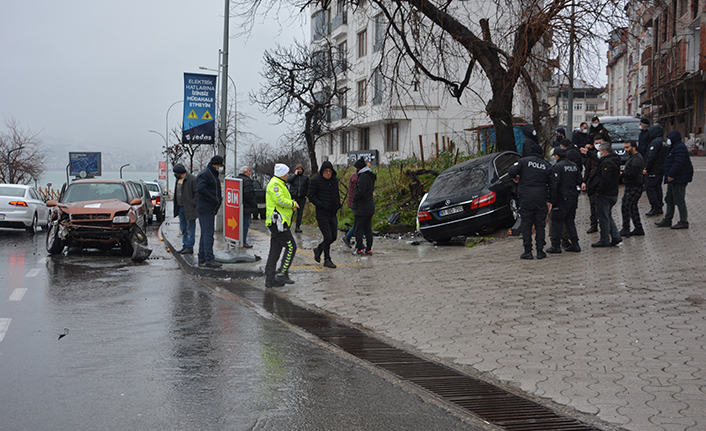 Trabzon plakalı iki otomobil Ordu'da kafa kafaya çarpıştı! O anlar kamerada