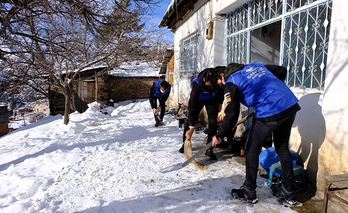 Gönüllü gençler yaşlı vatandaşların yardımına koşuyor