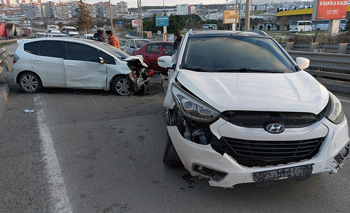 Samsun'un İlkadım ilçesinde, köprü girişinde 2 araç çarpıştı. 31 Ocak 2022