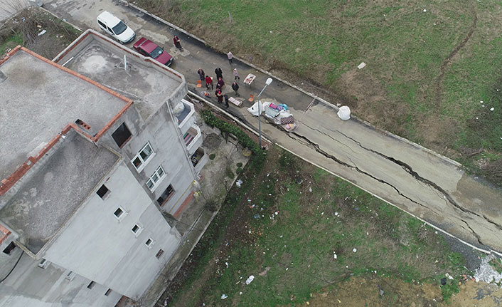 Samsun'da toprak kayması nedeniyle bir bina boşaltıldı