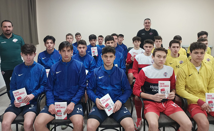 1461 Trabzon’da başarılı sporculara kitap hediye edildi