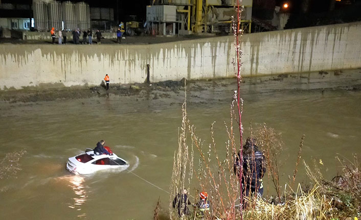 Giresun’da dereye uçan otomobilde can pazarı yaşandı